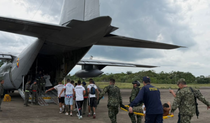 Momento del traslado de heridos desde la localidad amazónica