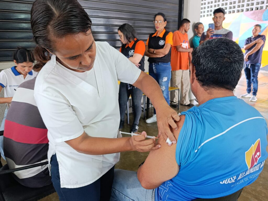 74 personas fueron inmunizadas con la vacuna toxoide