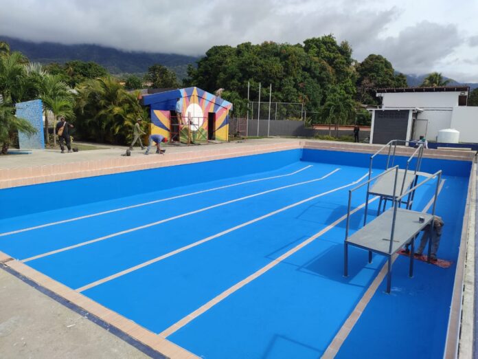 Se está rehabilitando la rampa de acceso de la piscina, así como los ocho bancos de concreto, arreglo de los baños y pintura en general en todas las áreas
