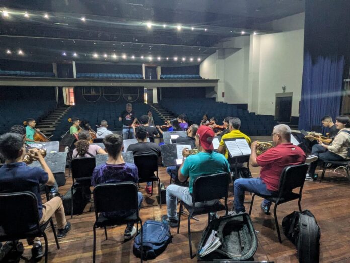 Durante todos estos días, los músicos y las cantantes han estado ensayando con dedicación y compromiso.