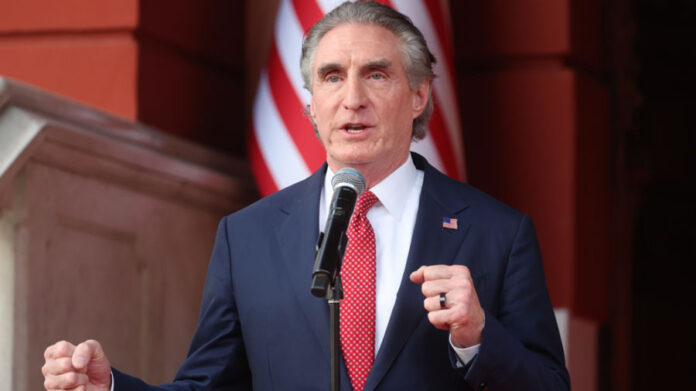 Burgum aseguró que el nuevo marco busca abrir el sector minero a inversiones internacionales