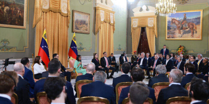 La presidenta encargada aseguró que el país cuenta con las condiciones necesarias para recibir capitales extranjeros en sectores estratégicos