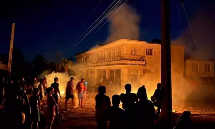 Vecinos del municipio de Morón, en Ciego de Ávila, salieron a las calles en medio de apagones prolongados y escasez. La protesta terminó con el incendio de una sede del Partido Comunista y un joven herido de bala