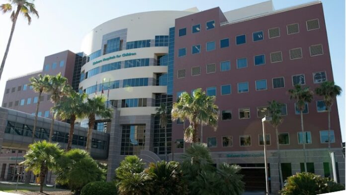 El niño recibe atención médica en el Hospital Shriners Children's, Texas