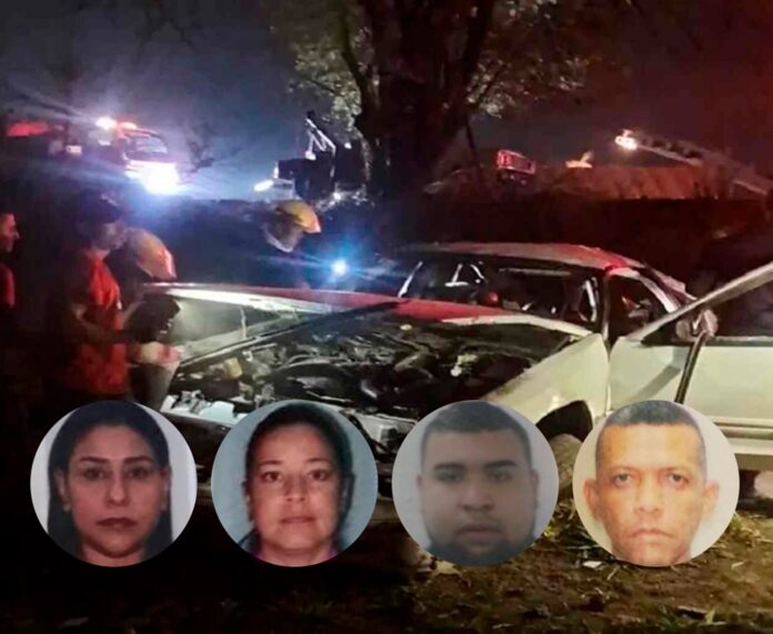 El vehículo Gran Marquis, color blanco, quedó totalmente destrozado en la parte de adelante