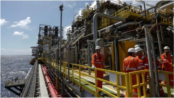 Detallan las estrictas condiciones bajo las cuales las personas y empresas no estadounidenses pueden participar en transacciones petroleras