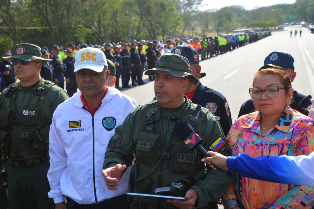 G/D José Freitas, comandante de la Zodi, junto a Lenyis Martínez y Antonio Peña
