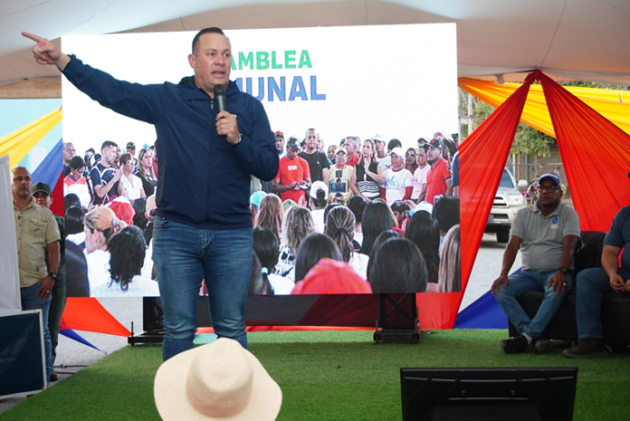 El gobernador hizo el anuncio en una asamblea comunal