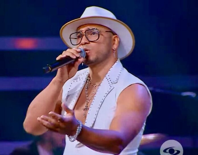 Este talentoso joven, oriundo de Chivacoa, municipio Bruzual, cuenta con una gran trayectoria en el mundo musical; hace siete años emigró a Medellín, Colombia, con el fin de dedicar su vida a la música y desde entonces se le han abierto muchas puertas.