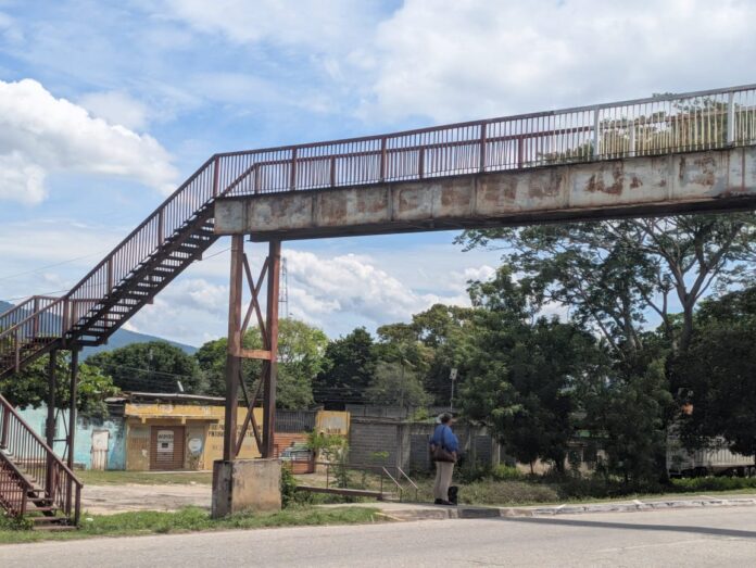Las pasarelas a la altura de Higuerón y Marín, ambas en el municipio San Felipe, necesitan rehabilitación.