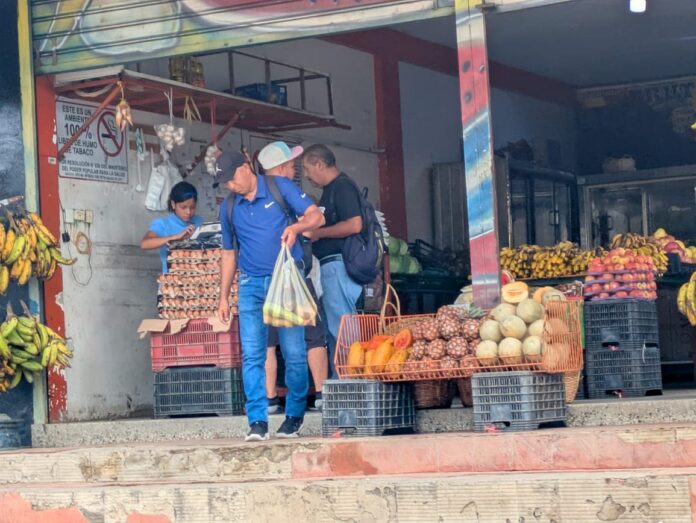 Actualmente, el salario se mantiene en Bs. 130, y aunque el Estado brinda un ingreso mínimo indexado de aproximadamente $160 a través de bonificaciones, este aún es insuficiente para cubrir la Canasta Alimentaria Familiar