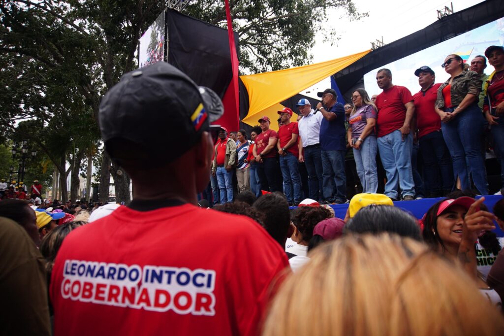 Alcaldes, legisladores y dirigentes de partidos chavistas estuvieron presentes en el acto