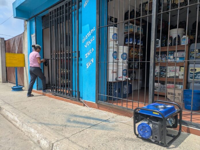 La situación también perjudica a pequeños comerciantes, hay un local con un equipo generador de electricidad, pero no da abasto para todo el establecimiento.