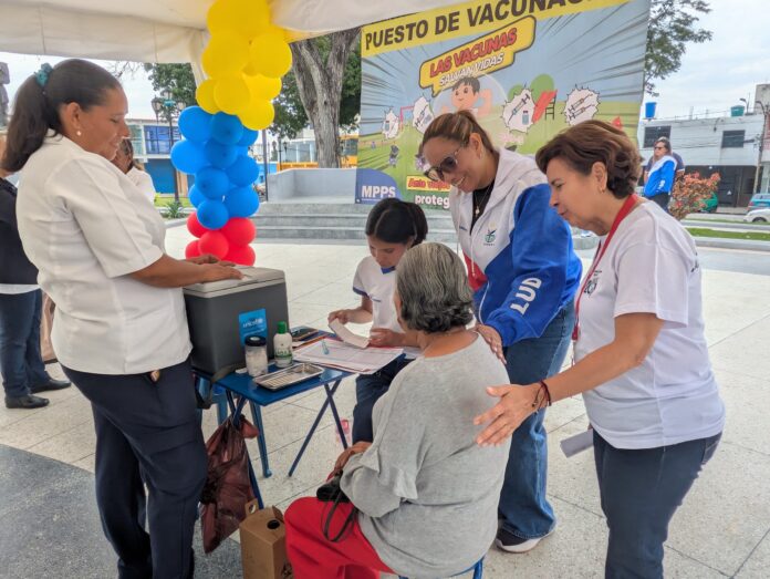 El acto de lanzamiento fue en la Plaza Sucre, ubicada en el municipio Independencia, donde las autoridades en materia de salud instaron a toda la población a acudir a su centro más cercano.