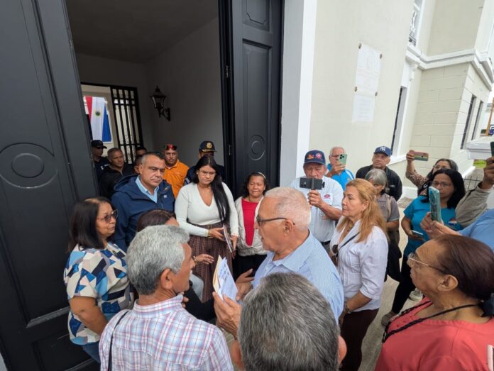 En la sede del Palacio de Gobierno, miembros del tren ejecutivo recibieron el documento.