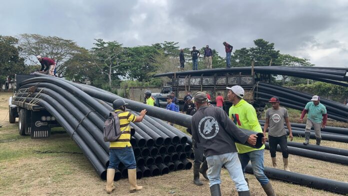 Los tubos del alta presión de 8 pulgadas emprendieron camino hacia Las Lajas, para comenzar a colocarlos y luego empalmarlos mediante un proceso de termofusión
