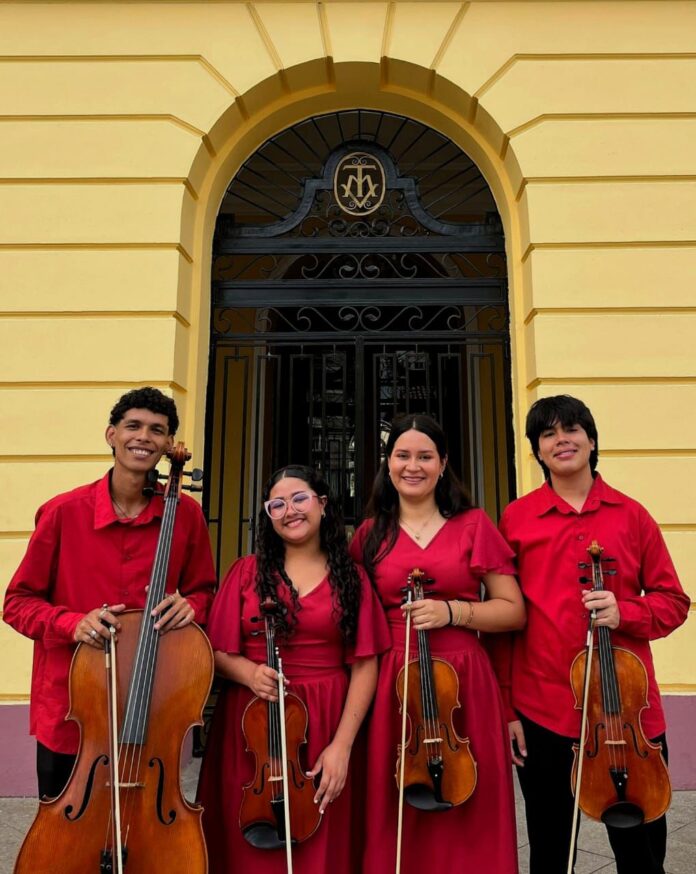 El ensamble está integrado por Isabella Espinoza (violín I), Génesis Silva (violín II), Jesús Huaroc (viola) y Gabriel Maturet (violoncello).