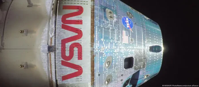 La nave Orión tomó esta «selfie» de alta resolución en el espacio con una cámara instalada en uno de sus paneles solares durante una inspección externa rutinaria de la nave, en el segundo día de la misión Artemis II