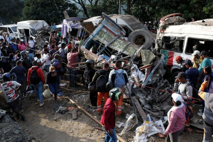 Un cilindro lleno de explosivos lanzado por un grupo de las disidencias de las Farc cayó sobre un autobús y destruyó también otros vehículos que circulaban por la carretera