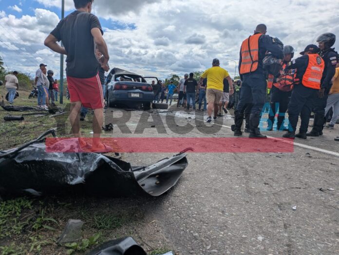 El conductor del Chevrolet Impala quedó atrapado en el amasijo
