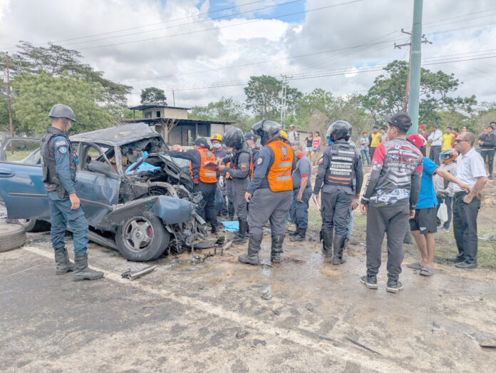El vehículo Chevrolet Impala quedó destrozado