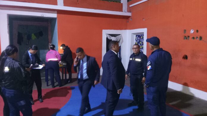 Funcionarios de la policía científica están a cargo de las pesquisas por lo que acudieron al sitio