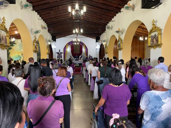 Debotos acudieron masivamente a la iglesia El Nazareno para agradecer a Jesús las bendiciones recibidas