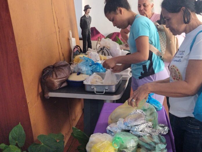 Durante la actividad, se ofrecieron arepas con diversos rellenos acompañadas de bebidas