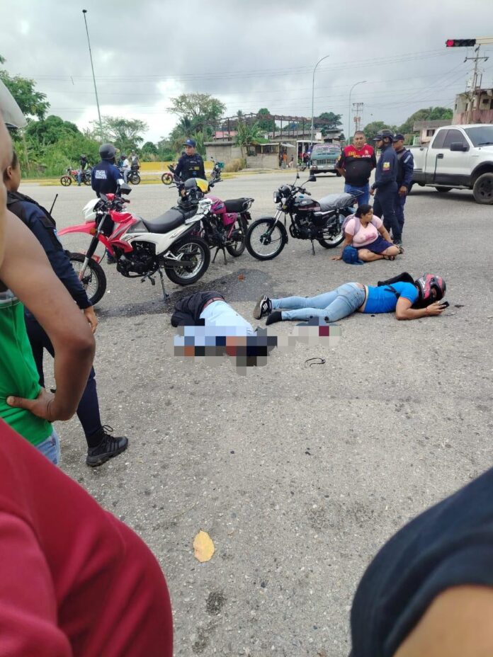 El cuerpo del infortunado quedó tendido en medio de la vía, así como los que resultaron heridos