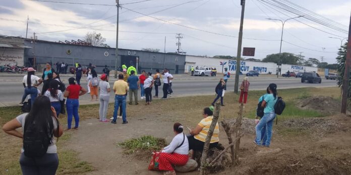 Parientes estuvieron a las afueras del comando policial esperando que les entregaran las pertenencias de sus familiares