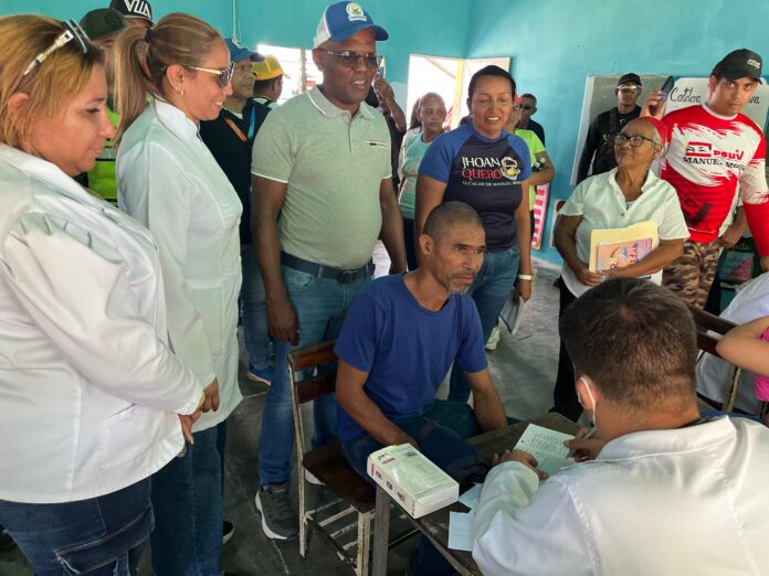 Cientos de habitantes de la referida comuna se acercaron hasta el Complejo Educativo Guillermo Graterol del 63 para recibir atención médica en diferentes especialidades