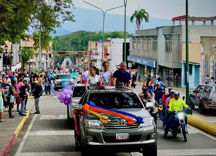 El alcalde y su esposa lideraron el recorrido lanzando caramelos a transeúntes y a quienes se concentraron en lugares específicos para esperar la caravana