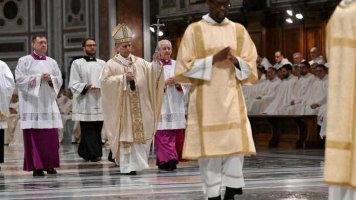 León XIV planteó que el acto de lavar los pies representa una purificación de la imagen del ser humano