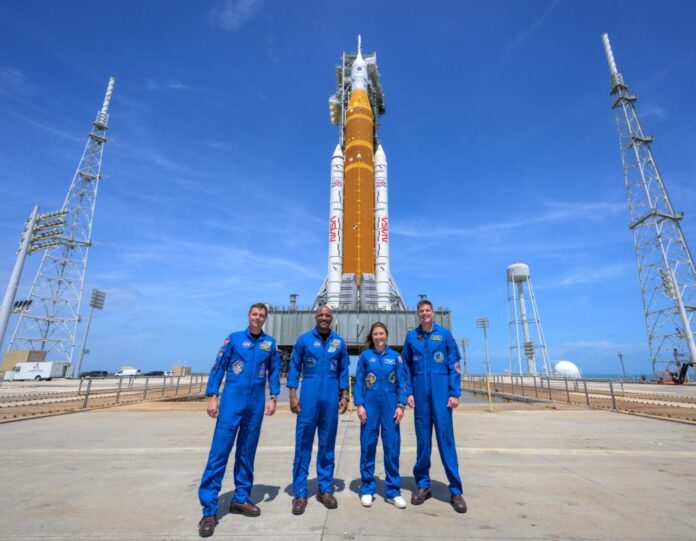 Los astronautas Reid Wiseman, Christina Koch y Víctor Glover, junto con Jeremy Hansen, de la Agencia Espacial Canadiense (CSA), ya se encuentran en la plataforma de lanzamiento