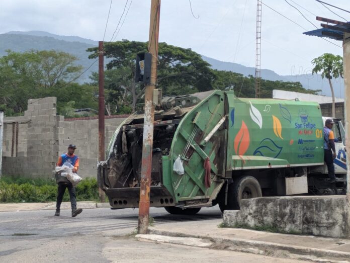 Actualmente la municipalidad cuenta con cuatro camiones compactadores operativos, a los que se ha sumado el alquiler de seis camiones volteo para reforzar la capacidad de respuesta