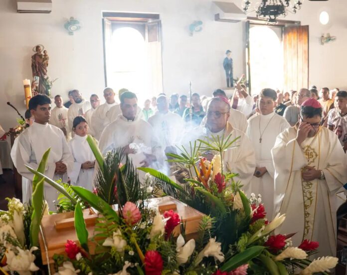 El clero ofreció una misa para rendir homenaje y pedir por su eterno descanso