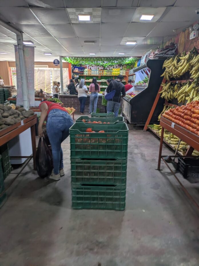 Los consumidores coindicen al decir que se compra cada vez menos y se paga un poquito más.