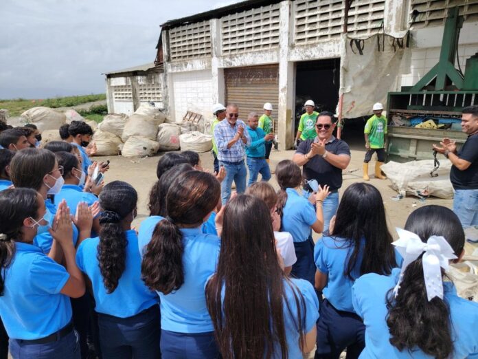 Los estudiantes recorrieron la fosa de disposición final de desechos y el galpón de clasificación de materiales reciclables.