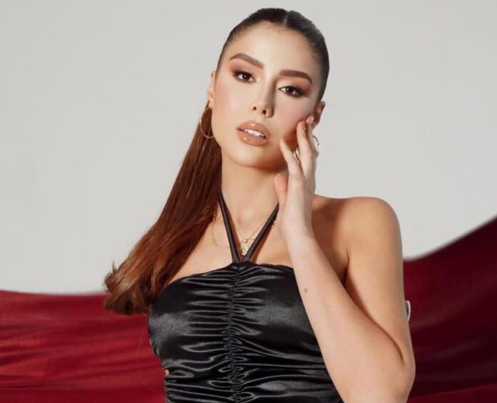 De la Cruz tiene experiencia en las pasarelas y no es ajena al éxito internacional, ella fue la representante de Venezuela en el Miss Supranacional en el 2019.