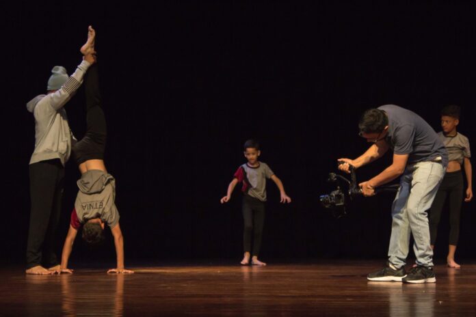 El film retrata el movimiento de la danza contemporánea en San Felipe a través de la vida y obra del coreógrafo Gabriel Mora.