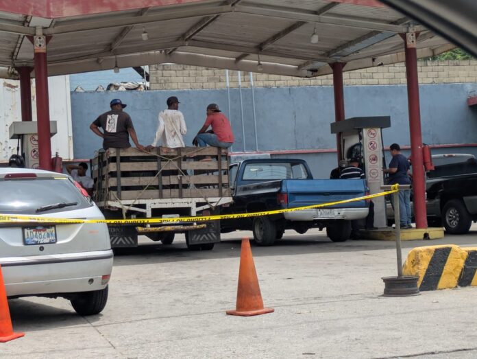 . Gran parte de las bombas comienzan a trabajar a las 7:00 de la mañana y el inventario solo alcanza para cubrir la mañana; antes del mediodía, muchos ponen sus conos.