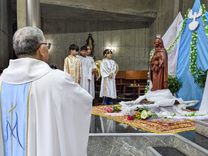 Durante la actividad, los niños de la catequesis explicaron que la celebración representa el reconocimiento de María como reina y madre de Jesús.