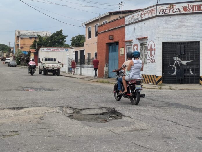 Sostienen que las calles y avenidas adyacentes a la Libertador presentan un deterioro de la capa asfáltica cada vez más alarmante