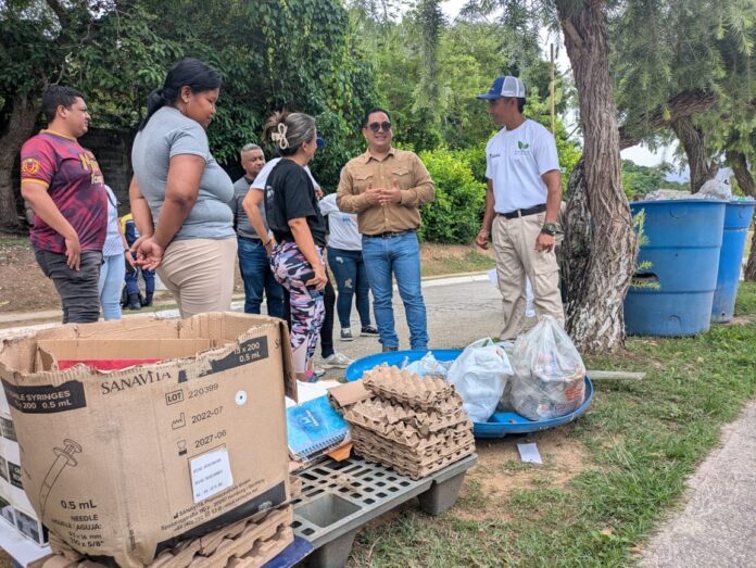 Durante la actividad, los habitantes, autoridades y funcionarios recolectaron diferentes tipos de desechos; incluso hicieron un recorrido por las calles, recogiendo en casas y áreas comunes residuos domésticos.
