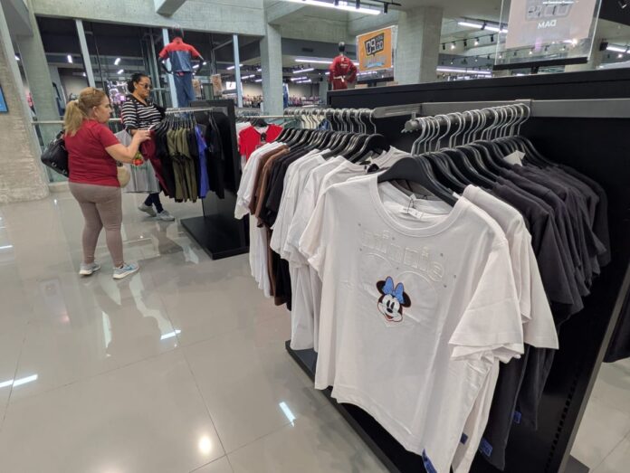 El precio de la ropa también es muy variado, en el mercado existen blusas desde $5 a $30.