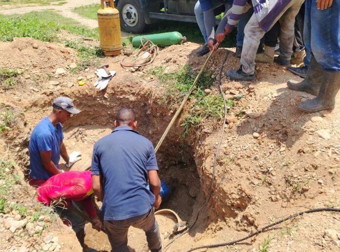 Los trabajos incluyeron maniobras para el acoplamiento de la válvula, acción permitió el aumento del caudal en la aducción de 65 litros por segundo de agua
