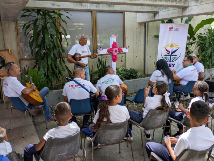 La actividad estuvo encabezada por el Ensamble Icey y asistieron trabajadores del ente cultural y estudiantes del Complejo Educativo Rómulo Betancourt.