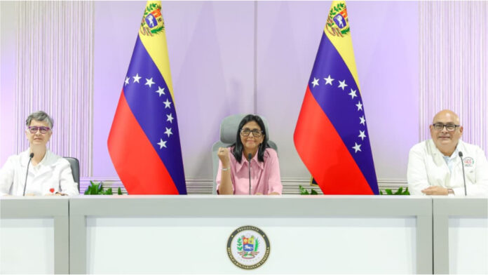 La presidenta encargada destacó que estos esfuerzos se enmarcan en una estrategia de atención a la complejidad del sistema de salud, afectado por las sanciones