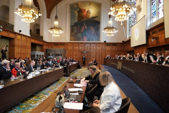 Aunque las decisiones de la corte son vinculantes, no tiene mecanismos directos para hacerlas cumplir