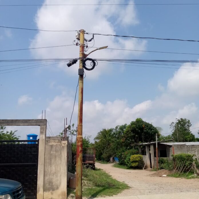 En el sector La Esmeralda, comunidad ubicada entre los límites de los municipios La Trinidad y Sucre, tienen unos 30 días con un servicio eléctrico inestable.